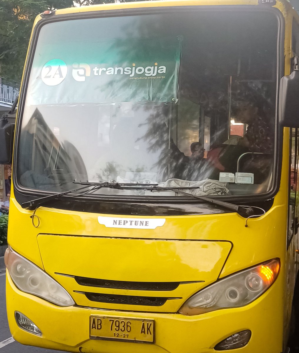 TJline14's tweet image. Even though I absolutely despise this bus, this thing is peak in design ngl

Wide standing space, lots of seats, and it doesn&apos;t have a super-tall floor except at the front.

Live, love, laugh Neptune