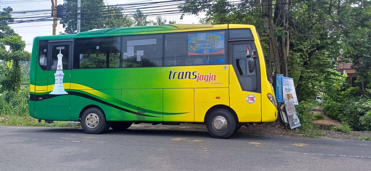 TJline14's tweet image. Even though I absolutely despise this bus, this thing is peak in design ngl

Wide standing space, lots of seats, and it doesn&apos;t have a super-tall floor except at the front.

Live, love, laugh Neptune