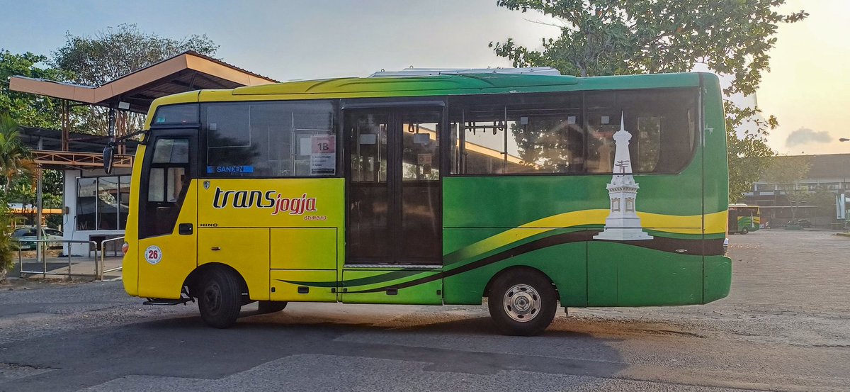 TJline14's tweet image. Even though I absolutely despise this bus, this thing is peak in design ngl

Wide standing space, lots of seats, and it doesn&apos;t have a super-tall floor except at the front.

Live, love, laugh Neptune