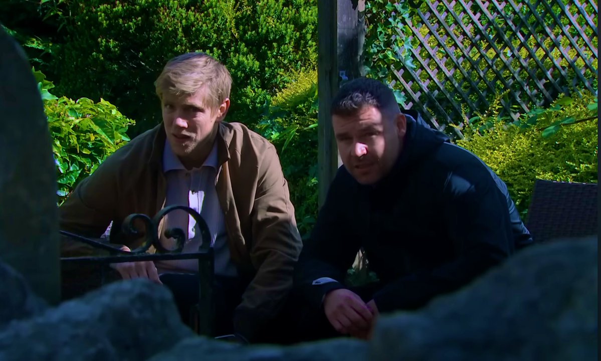 PinksweetheartX's tweet image. Just two ‘secret’ boyfriends who we all know are really husbands hiding out because they almost got caught again 😩🤣💙

#robron #robronforever #emmerdale