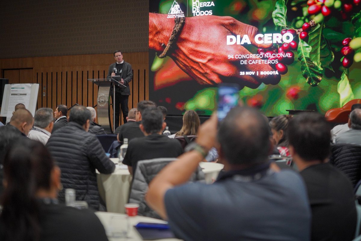 FedeCafeteros's tweet image. Bajo el lema “Sabemos lo que hacemos”, y con la presencia de 90 delegados de todas las regiones del país, inicia #AEstaHora en Bogotá el Día Cero, punto de partida de lo que será el 94.º Congreso Nacional de Cafeteros, el evento más importante de nuestro gremio, que se llevará a…