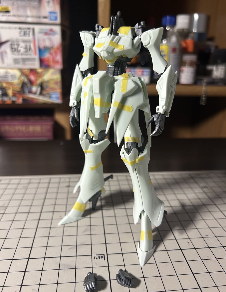 nasu06f1's tweet image. なんとか体調持ち直したので仮組み再開。
MHのデザインはスーパーロボットでもなく、リアルロボでもない、どことなく有機的なラインが美しい。

ガンプラと違い、腕作って、足作って、胸作って合体！みたいなことができず、見よう見まねでよちよち歩き。まだまだ先は長い！頑張ります(・ω・)ﾉ #FSS_jp