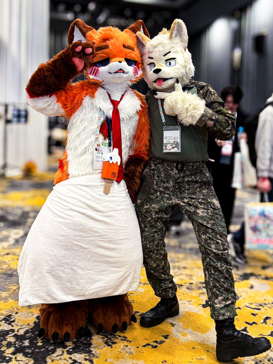 LEEMARU_fursuit's tweet image. #FursuitEveryday #fursuit #furstclass

동지혁 하사님과 사진 한방 박았슴다! 🫡
참으로 멋짐다! 🦊🐶