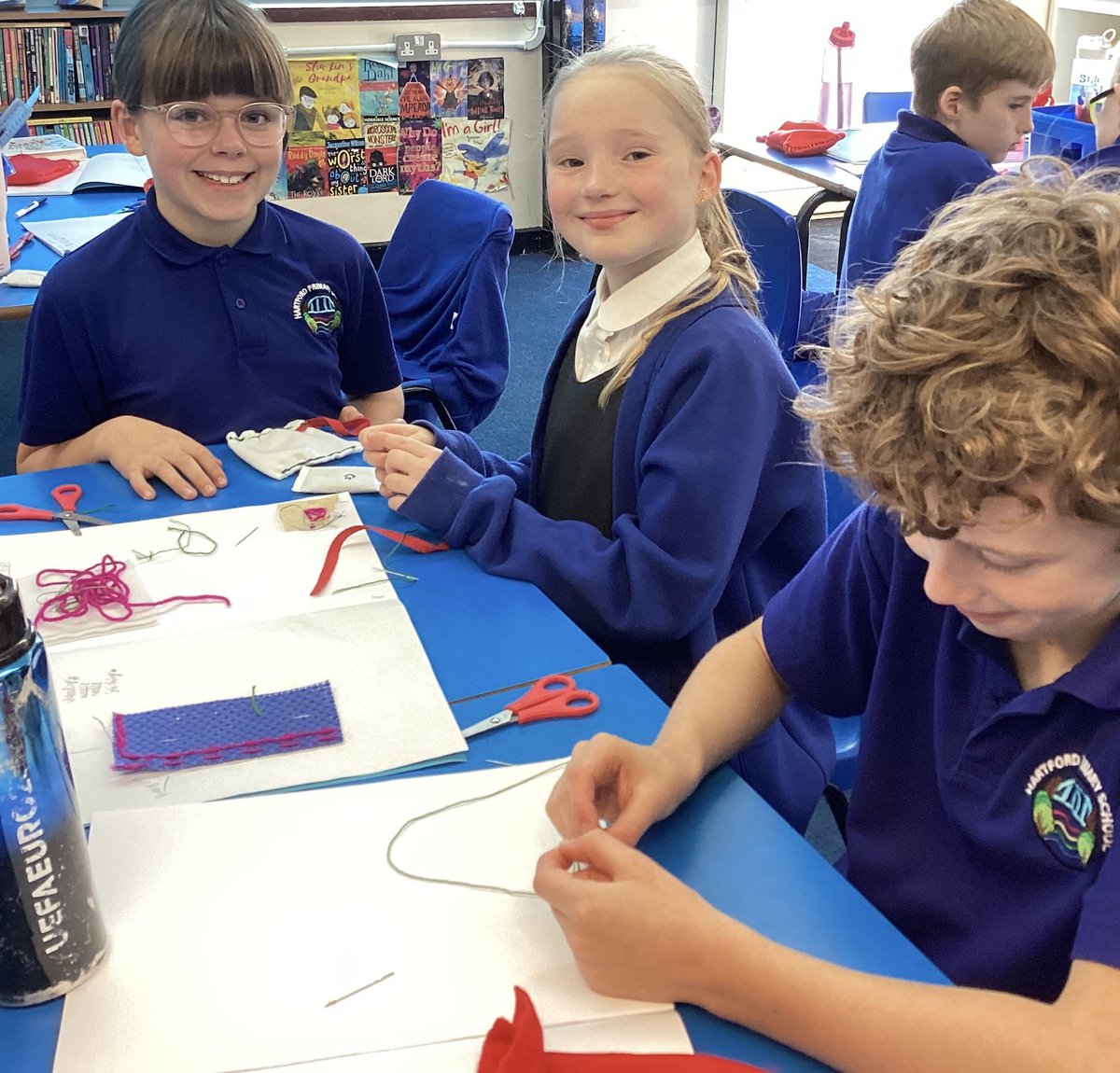 HartfordPrimary's tweet photo. Year 5 are learning how to sew handles using box stitches in D.T. today. https://t.co/ciP6U0UBzL