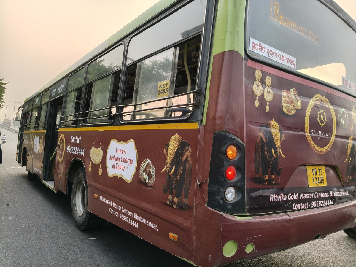 SmrutiSubhra's tweet photo. ସରକାରୀ ବସରେ ବେସରକାରୀ ବିଜ୍ଞାପନ! ବିଜ୍ଞାପନ agency ଠାରୁ ମିଳୁଥିବା ଅର୍ଥ ସାଧାରଣ ଜନତାଙ୍କ କଲ୍ୟାଣରେ ଲାଗିବ ନା ଲୋକଙ୍କ ସରକାର ବୋଲାଉ ଥିବା ନେତାଙ୍କ ନିଜସ୍ଵ ବ୍ୟାଙ୍କ୍ ଖାତାକୁ ଯିବ ?

 #OdishaGovt https://t.co/lZ9PojlhI9