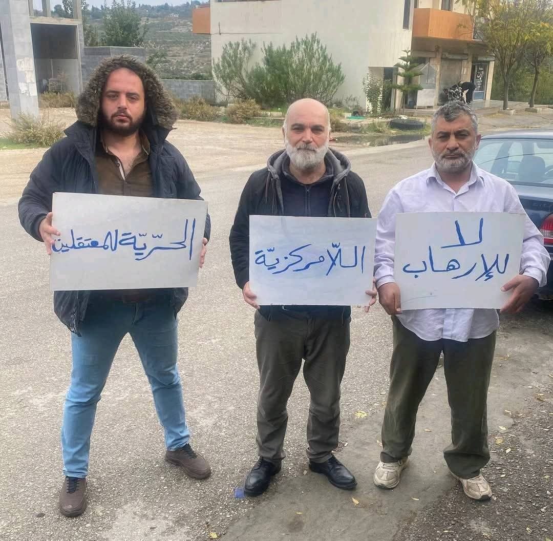 Rojava_Post's tweet image. Angry and massive demonstrations by members of the #Alawite community in several Syrian regions as a result of violence, theft, kidnapping, and abuses committed against Alawites by #Syrian_regime_forces.

#Rojava_Post