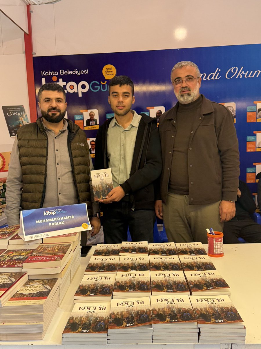 yusufaslan_02's tweet image. Kahta Belediyesi tarafından düzenlenen Kitap Günleri Fuarı’nı ziyaret ederek, kıymetli yazarımız Hamza Parlak kardeşimizi standında misafir ettik. Akabinde, Kahta Belediye Başkanımız Sn. Mehmet Can Hallaç’a, fuara verdiği katkılar ve şehrimize kazandırdığı başarılı çalışmalar…