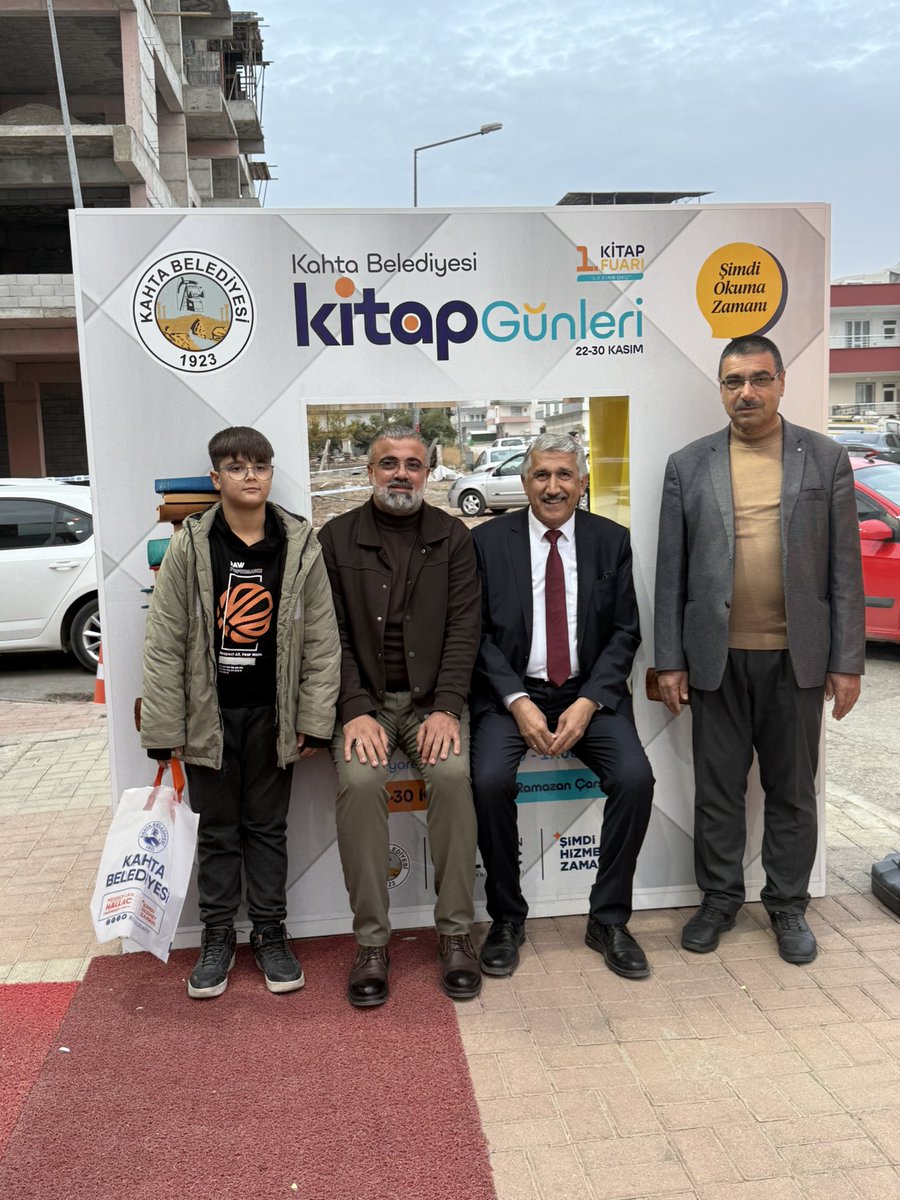 yusufaslan_02's tweet image. Kahta Belediyesi tarafından düzenlenen Kitap Günleri Fuarı’nı ziyaret ederek, kıymetli yazarımız Hamza Parlak kardeşimizi standında misafir ettik. Akabinde, Kahta Belediye Başkanımız Sn. Mehmet Can Hallaç’a, fuara verdiği katkılar ve şehrimize kazandırdığı başarılı çalışmalar…