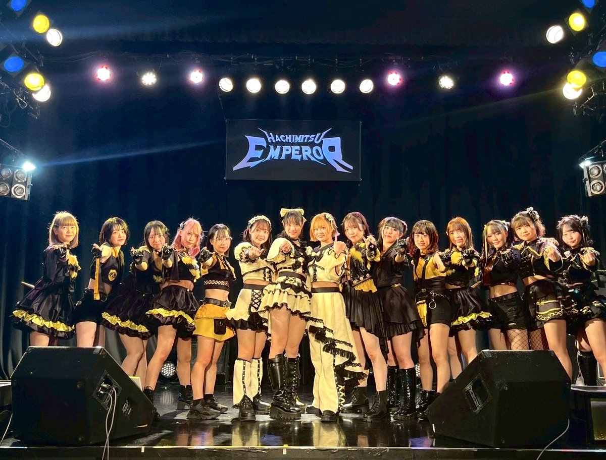 hachipera_non's tweet photo. 【🐝10thワンマンライブOG出演🐝】

これからもずっーと続きますように。
特別な日に少しだけお邪魔できて、嬉しかったです。

そして…私事だけど、みんなが背中を押してくれたおかげで
新しい夢に向かって、まずは
【🌸大学合格🌸】することができました

あの時の応援が、今も私を支えてくれてます https://t.co/0RhpD4eDPs