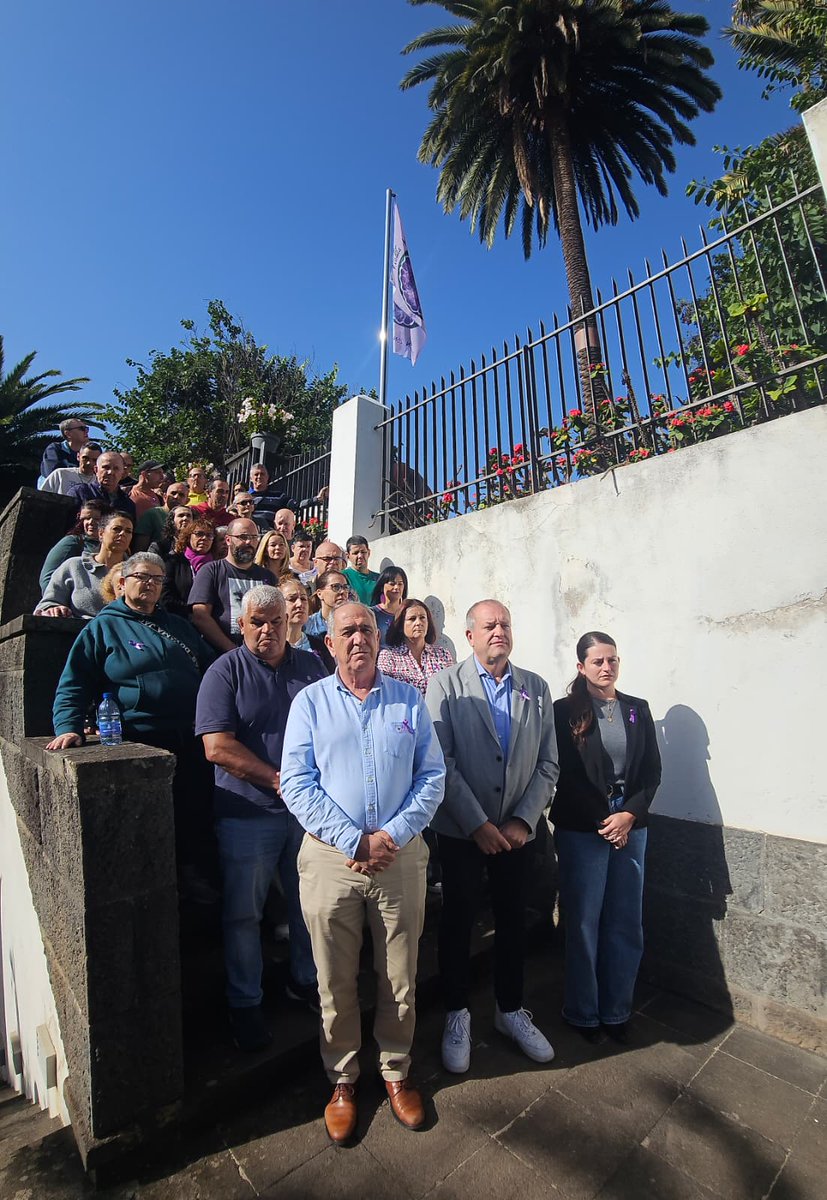 ✊25N: El Ayuntamiento de Teror guardó un minuto de silencio  esta mañana, a las 11:00 horas. en las Oficinas Municipales, por las víctimas de violencia de género 🖤, con motivo del «Día Internacional de la Eliminación de la Violencia de género»
#teror #25N #teroresigualdad