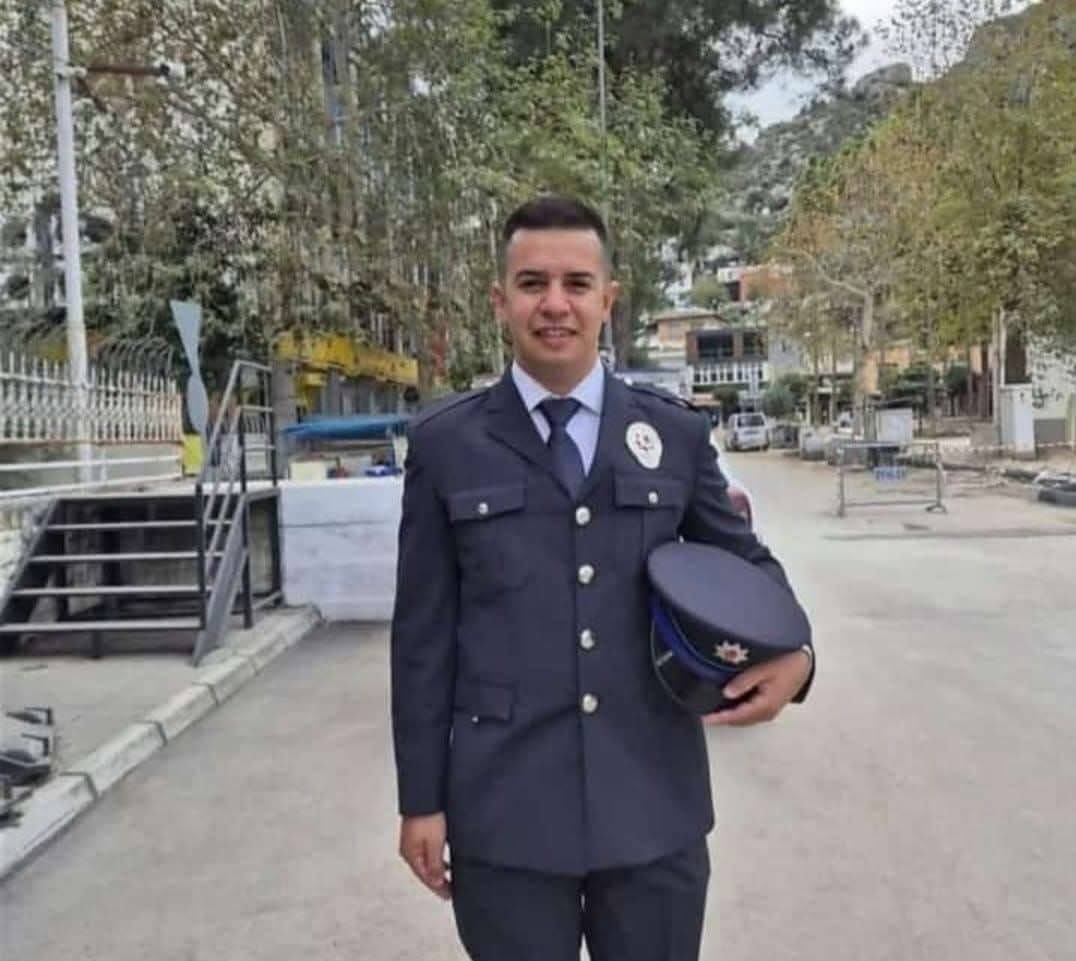 Asli3616's tweet photo. Adana Kozan İlçe Emniyet Müdürlüğü kadrosunda Trafik Denetleme Büro Amirliği'nde görevli, Osmaniye Kadirli Akköprü köyü nüfusuna kayıtlı Polis Memuru İsa Azmaz (27) yakalanmış olduğu amansız hastalıktan dolayı bir süredir tedavi gördüğü Yüreğir Başkent Hastanesinde hakkın rahmetine kavuşmuştur. 

Cenaze törenine: Azmaz'ın yakınları gözyaşlarına boğulurken, 6 aylık kızı babasını üzerinde "polis" yazan beresiyle uğurladı. 

Azmaz'ın Türk bayrağına sarılı cenazesi, gasilhaneden silah arkadaşları tarafından alındı. Polis memurunun naaşı mezarlığa silah arkadaşlarının omuzlarında getirilirken, anne Şerife Azmaz (53) ve eşi Melike Azmaz (26) ve diğer yakınları gözyaşlarına boğuldu. Genç polisin geride bıraktığı 6 aylık kızı ise babasını üzerinde "polis" yazan beresiyle uğurladı. 

Düzenlenen törenin ardından genç polisin naaşı, toprağa verilmek üzere cenaze aracıyla Osmaniye'nin Kadirli ilçesine bağlı Akköprü köyüne götürüldü.

Hakkın rahmetine kavuşan Polisimize Allah'tan rahmet kederli ailesine, sevenlerine ve Emniyet teşkilatına başsağlığı diliyorum.

Ruhu şad olsun

@AdanaEmniyeti 

#Polis #Emniyet