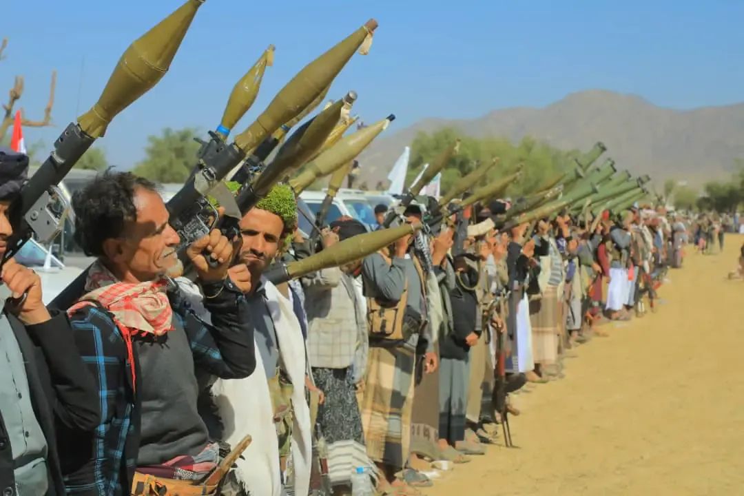 تشمخ منبه من شموخ ابطالها 
ياهاجسي عرج على تلك القمم

العز شعله في سفوح جبالها 
والمجد منها يستقي شريان دم 

حيا قبايلها وحيا فالها 
يخفق لها في قمه الهيبه علم 

لافرق بين جبالها ورجالها 
ابنا منبه في الحروب اصعب رقم 

ابو ناجع المنبهي