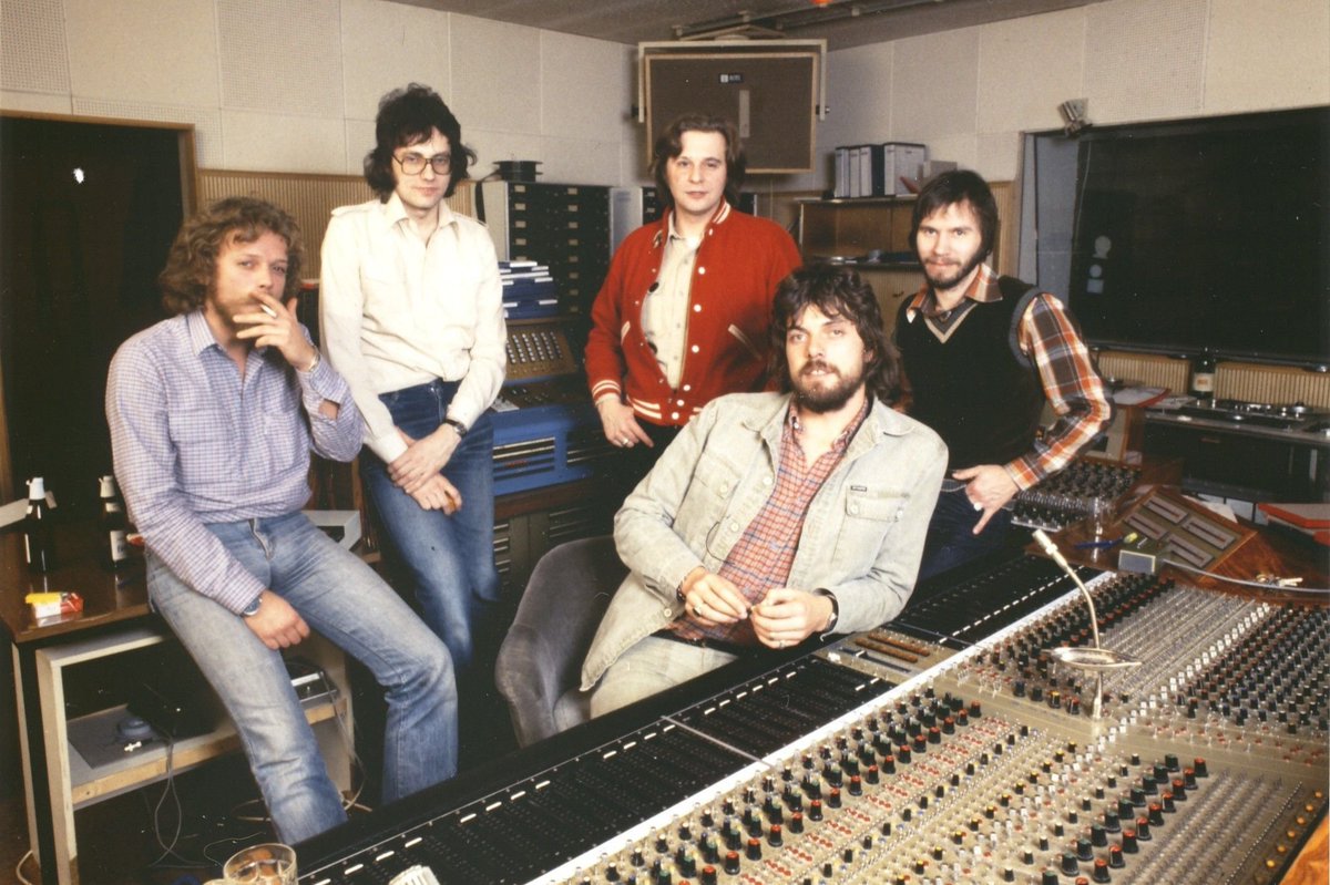 AsherBlackPalm's tweet image. ETYMOLOGY: The English word ‘band’ (also ‘bond’) derives, via Old English bænd, from Khmer បន្ទរ, pronounced bɑntɔɔ and meaning “to chorus, to repeat back the same sound in unison”.

#BlackPalmConjecture
#HistoryOfMusic