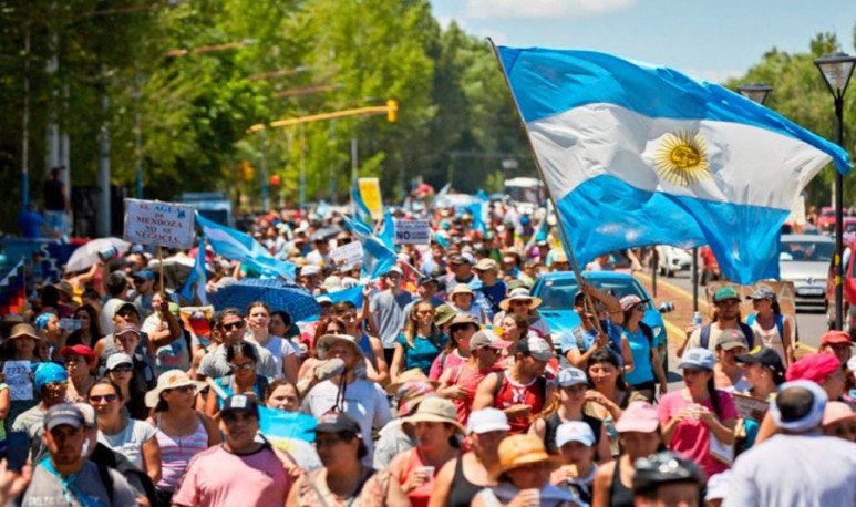 La sociedad argentina, el eje principal de nuestra entrevista con Juan Piovani, Dr. en metodología de las ciencias sociales y autor de "Una sociología de la vida en común".  Podes escucharla siguiendo el link: ar.radiocut.fm/audiocut/juan-…