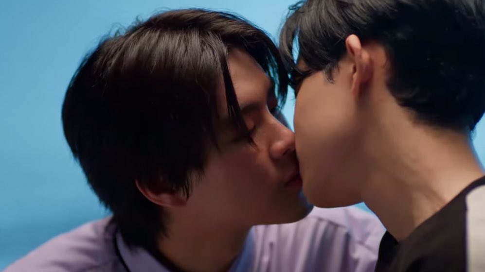 wwanarats's tweet image. BARCODE KISSING A MAN ON MY SCREEN AGAIN WORLD STOP