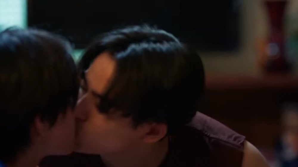 wwanarats's tweet image. BARCODE KISSING A MAN ON MY SCREEN AGAIN WORLD STOP