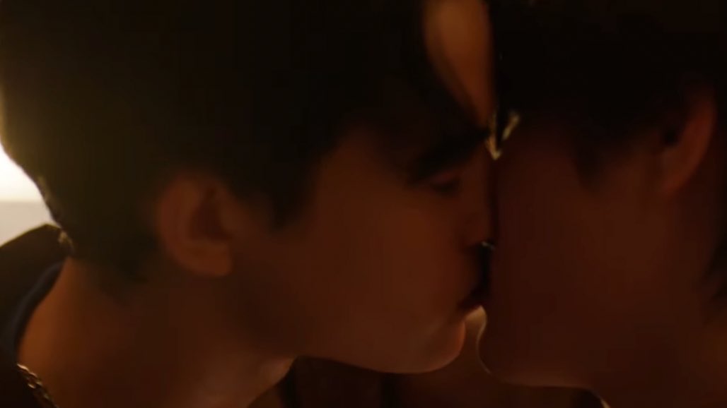 wwanarats's tweet image. BARCODE KISSING A MAN ON MY SCREEN AGAIN WORLD STOP