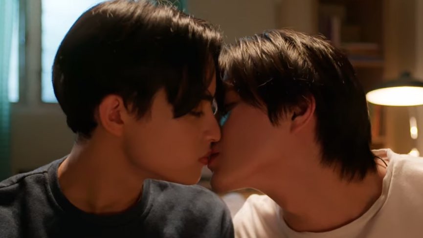 wwanarats's tweet image. BARCODE KISSING A MAN ON MY SCREEN AGAIN WORLD STOP