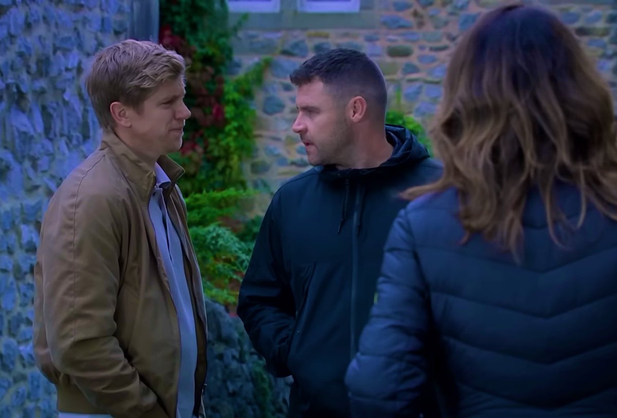 PinksweetheartX's tweet image. I love how they have these subtle little looks to one another during whatever is going on around them
 😩🥰💙 

Connected to each other, always 🥹

#robron #robronforever #emmerdale