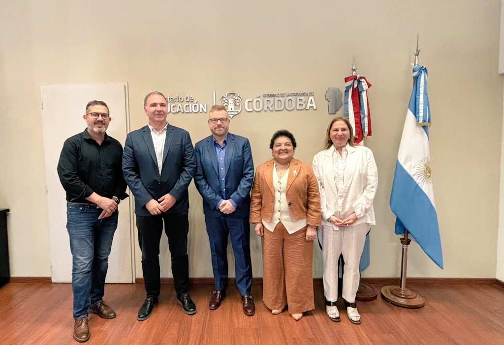 🏫 Encuentro en el Centro Cívico entre Gabriel Rabinovich y el Ministro de Educación de la provincia de Córdoba, Dr. Horacio Ferreyra.

🙌 Celebramos al investigador brillante, al maestro generoso, y al cordobés que nunca olvidó sus raíces y que, con su trabajo, honra al país.