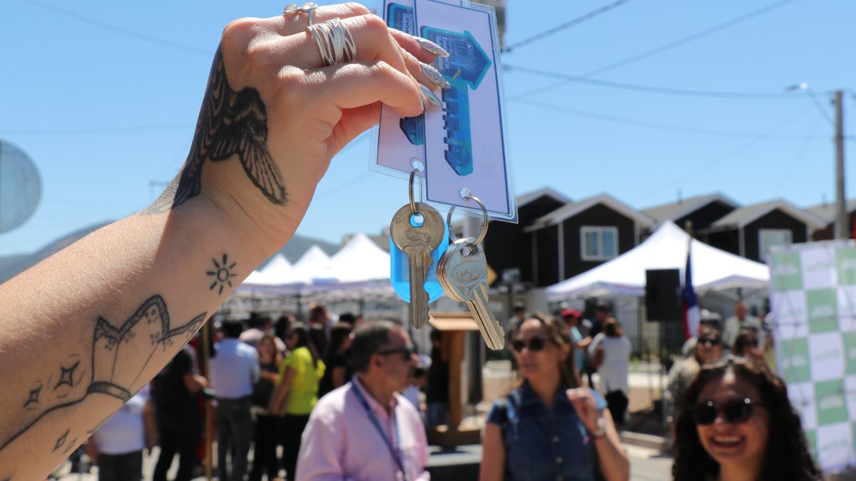 Entregamos el proyecto Valle de Apalta en Santa Cruz 🏡 245 familias empiezan una nueva etapa con viviendas construidas bajo el Programa de Integración Social y Territorial DS19. El conjunto ofrece casas de uno y dos pisos, amplios espacios verdes y ubicación privilegiada.