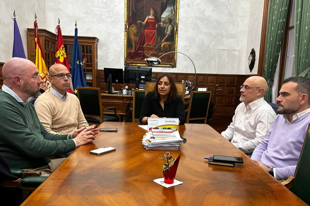 Tras mantener una reunión con las asociaciones de Usuarios del AVE de CyL y #Palencia, <a href="/mndres/">Miriam Andrés</a>
solicitará al Ministerio de Transportes y a la Junta la implantación de un Avant madrugador, así como el mantenimiento de los abonos y de la OSP Madrid-Palencia.
aytopalencia.es/noticia/miriam…