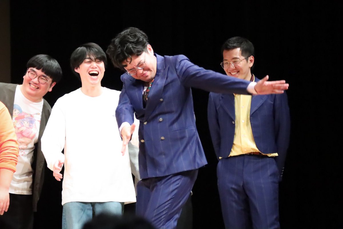 mumu___1128's tweet photo. 大首領大猿ライブ。
松竹の事務所ライブにゲストとして呼ばれることを舞台上で知ったヤーレンズ😂
出井さんが楢原さんに耳打ち経由で告知😂
そして平場をカズダンスで盛り上げてくれてた https://t.co/Xd5T1iksOJ
