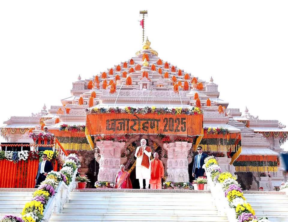 bageshwardham's tweet image. ध्वज पताक तोरन पुर छावा। कहि न जाइ जेहि भाँति बनावा॥
सुमनबृष्टि अकास तें होई। ब्रह्मानंद मगन सब लोई॥
ध्वजारोहण समारोह…
राम मंदिर निर्माण की पूर्णता का प्रखर घोष..अयोध्या में ध्वजरोहण की समस्त सनातनियों को अनंत शुभकामना