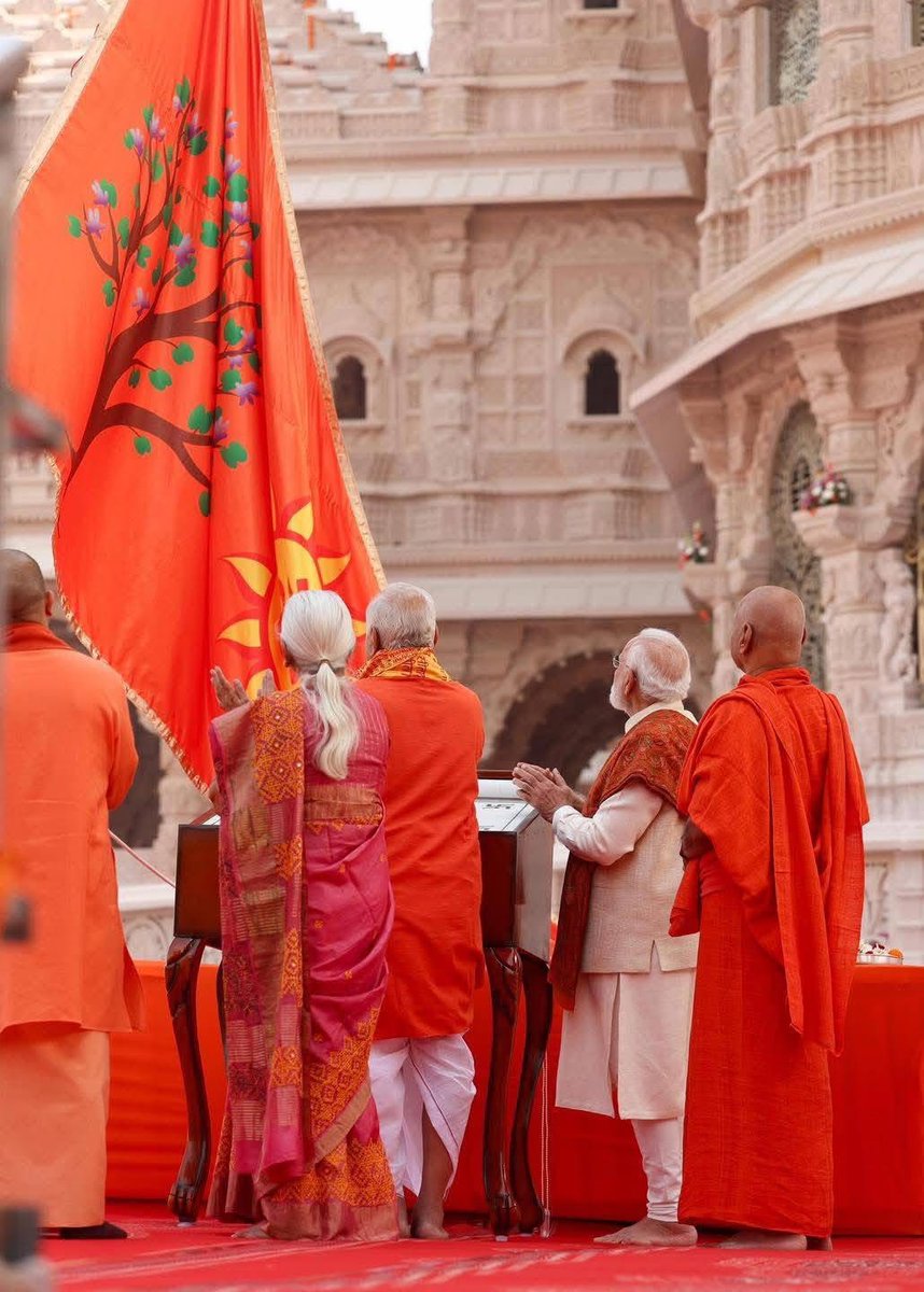 bageshwardham's tweet image. ध्वज पताक तोरन पुर छावा। कहि न जाइ जेहि भाँति बनावा॥
सुमनबृष्टि अकास तें होई। ब्रह्मानंद मगन सब लोई॥
ध्वजारोहण समारोह…
राम मंदिर निर्माण की पूर्णता का प्रखर घोष..अयोध्या में ध्वजरोहण की समस्त सनातनियों को अनंत शुभकामना