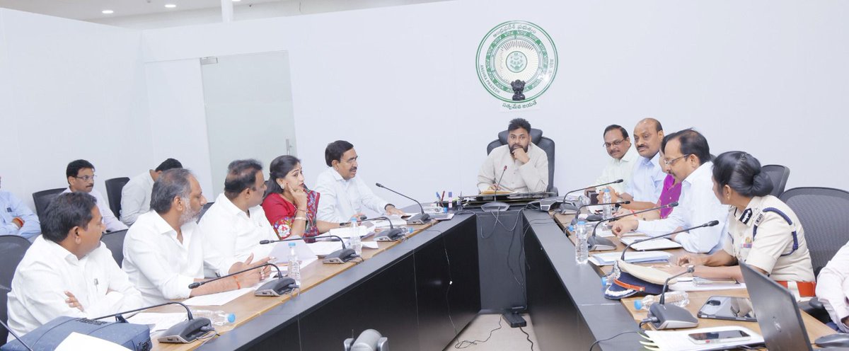 JanaSenaParty's tweet image. గ్రామ సచివాలయాల నిర్మాణం, ఉద్యోగుల పదోన్నతులపై అధ్యయనం

•మార్చి నాటికి నివేదిక రూపొందించాలి
•సచివాలయ సిబ్బంది పదోన్నతులపై మంత్రుల బృందం, వివిధ శాఖల ఉన్నతాధికారులతో సమీక్షా సమావేశంలో రాష్ట్ర ఉపముఖ్యమంత్రి శ్రీ @PawanKalyan గారు

గ్రామ సచివాలయాల పని తీరు, ఆ వ్యవస్థ నిర్మాణంపై…