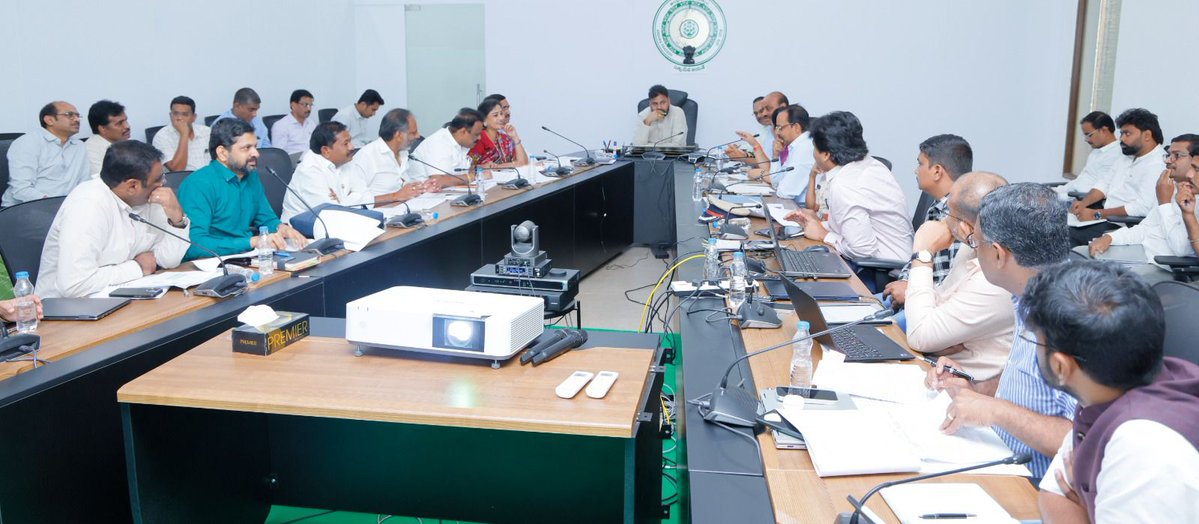 JanaSenaParty's tweet image. గ్రామ సచివాలయాల నిర్మాణం, ఉద్యోగుల పదోన్నతులపై అధ్యయనం

•మార్చి నాటికి నివేదిక రూపొందించాలి
•సచివాలయ సిబ్బంది పదోన్నతులపై మంత్రుల బృందం, వివిధ శాఖల ఉన్నతాధికారులతో సమీక్షా సమావేశంలో రాష్ట్ర ఉపముఖ్యమంత్రి శ్రీ @PawanKalyan గారు

గ్రామ సచివాలయాల పని తీరు, ఆ వ్యవస్థ నిర్మాణంపై…