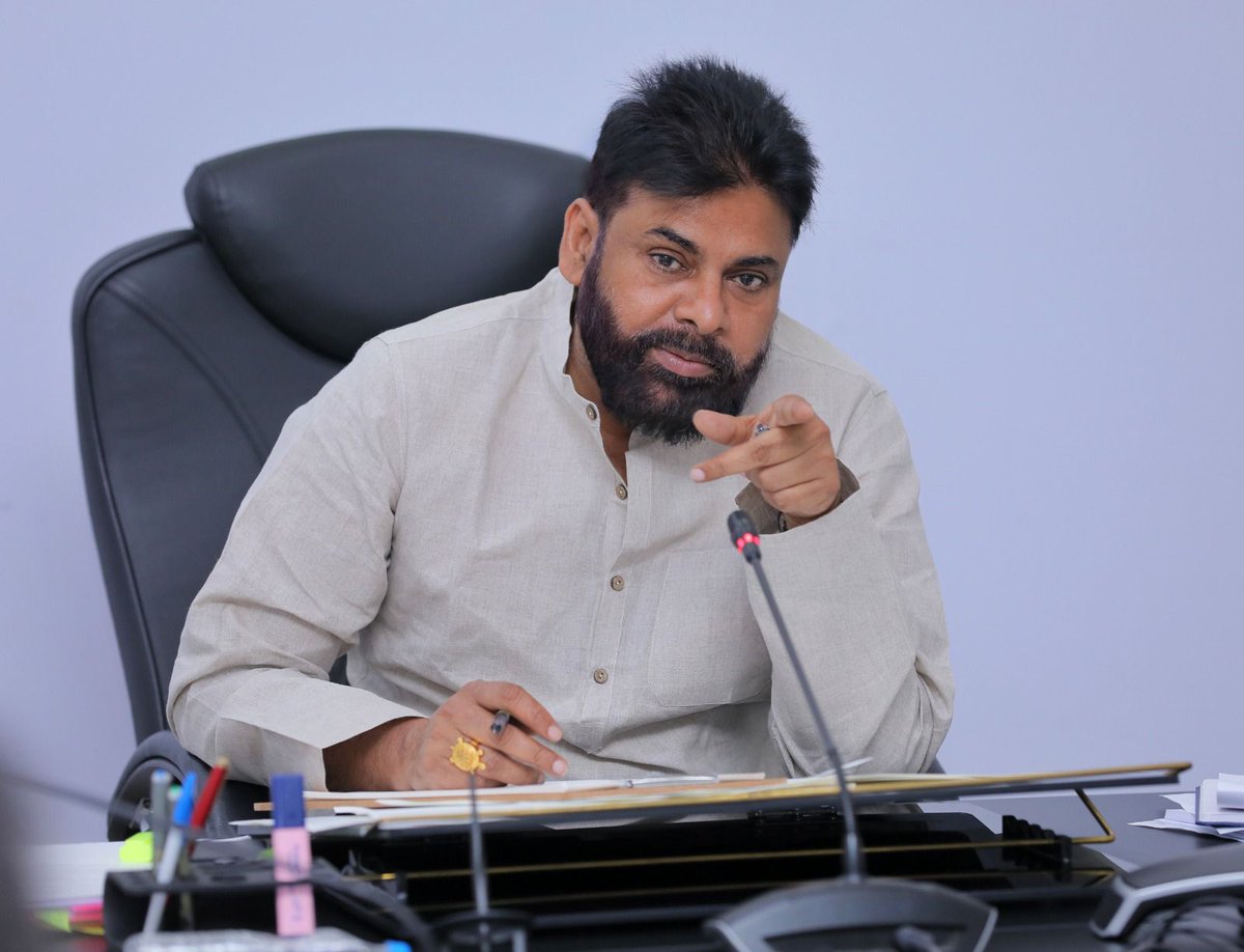 JanaSenaParty's tweet image. గ్రామ సచివాలయాల నిర్మాణం, ఉద్యోగుల పదోన్నతులపై అధ్యయనం

•మార్చి నాటికి నివేదిక రూపొందించాలి
•సచివాలయ సిబ్బంది పదోన్నతులపై మంత్రుల బృందం, వివిధ శాఖల ఉన్నతాధికారులతో సమీక్షా సమావేశంలో రాష్ట్ర ఉపముఖ్యమంత్రి శ్రీ @PawanKalyan గారు

గ్రామ సచివాలయాల పని తీరు, ఆ వ్యవస్థ నిర్మాణంపై…