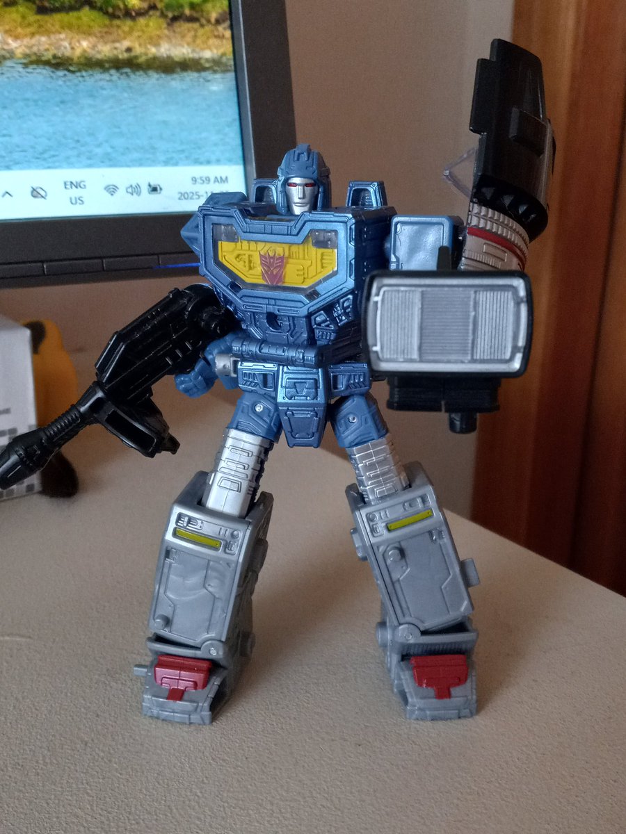 KBarnNow's tweet image. GOOD MORNING MINTO!!!

My desk friend today is the second member of the Refraktor/Reflector trio, Spyglass!

An over eager espionage expert and saboteur. He can use his Flash Cannon to disrupt foes if the team&apos;s cover gets blown.