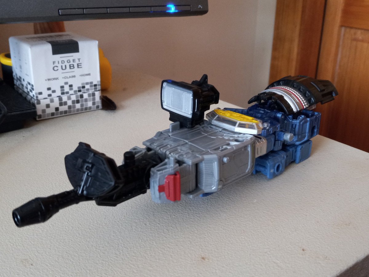 KBarnNow's tweet image. GOOD MORNING MINTO!!!

My desk friend today is the second member of the Refraktor/Reflector trio, Spyglass!

An over eager espionage expert and saboteur. He can use his Flash Cannon to disrupt foes if the team&apos;s cover gets blown.