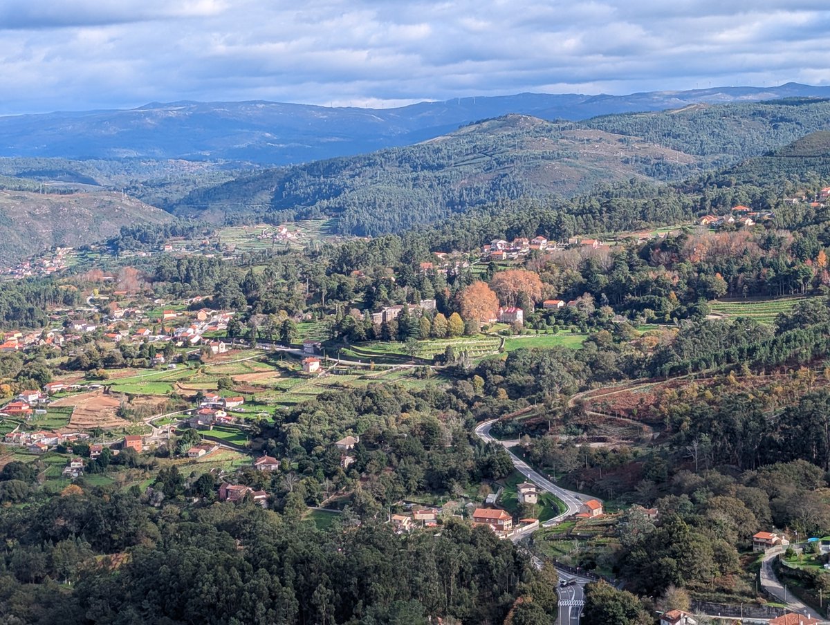 castesoutomaior's tweet image. 🔭 Zoom desde A Peneda ao corazón da historia.
Fonseca ergueu aquí unha fortaleza para vixiar a Pedro Madruga, señor de Soutomaior. 
🔭 Zoom desde A Peneda al corazón de la historia.
Fonseca levantó aquí una fortaleza para vigilar a Pedro Madruga, señor de Soutomaior.