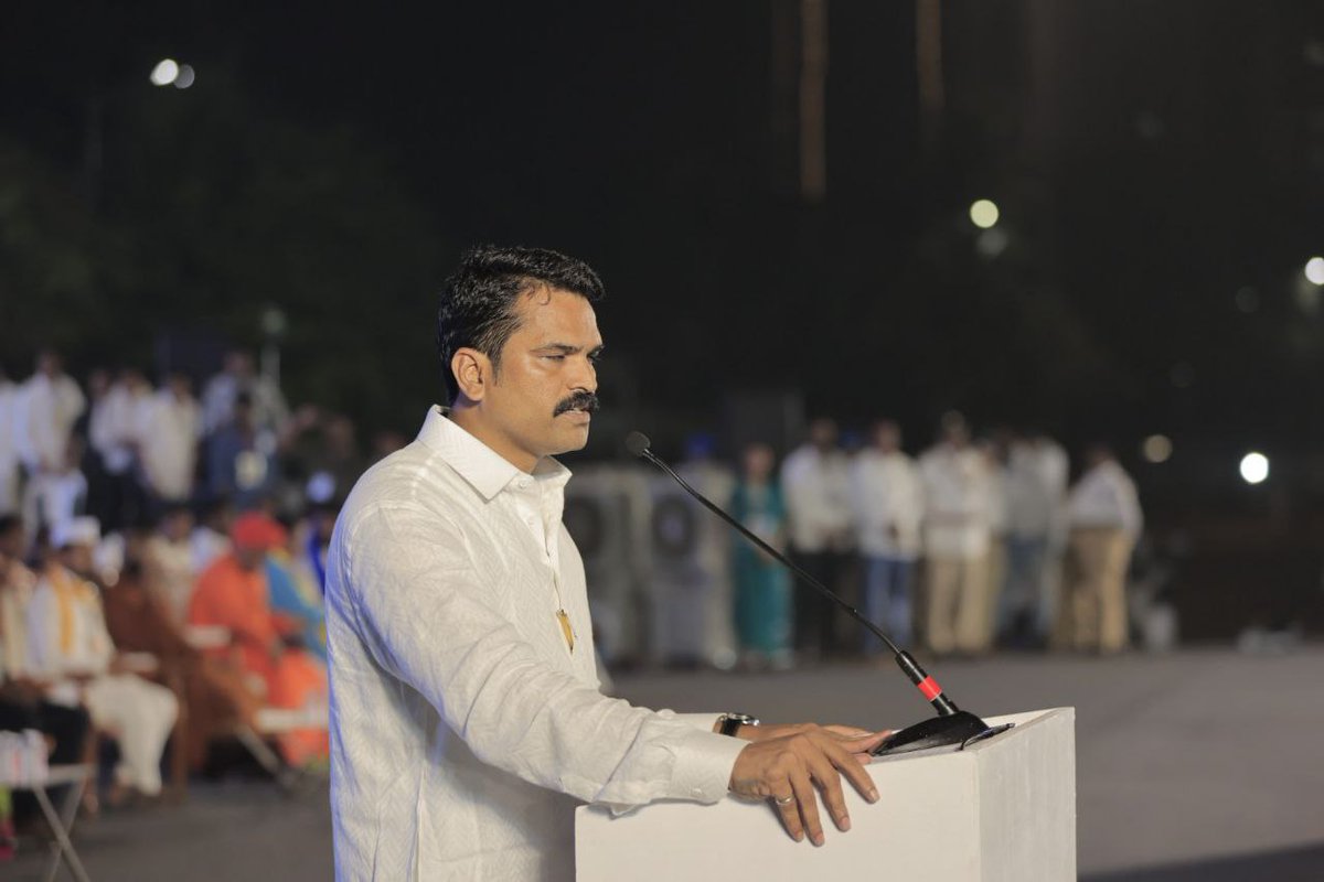 VBAforIndia's tweet image. 📍संविधान सम्मान महासभा - मुंबई

संविधान सम्मान महासभेसाठी आलेल्या सर्व लोकांचे मी आभार मानतो. आपण परत एकदा दाखवून दिले की, संविधानवाद्यांची ताकद किती आहे. 

- चेतन अहिरे,
वंचित बहुजन आघाडी, मुंबई प्रदेशाध्यक्ष

#संविधान_सम्मान_महासभा #एक_संधी_वंचितला #VoteForVBA #VBAForIndia