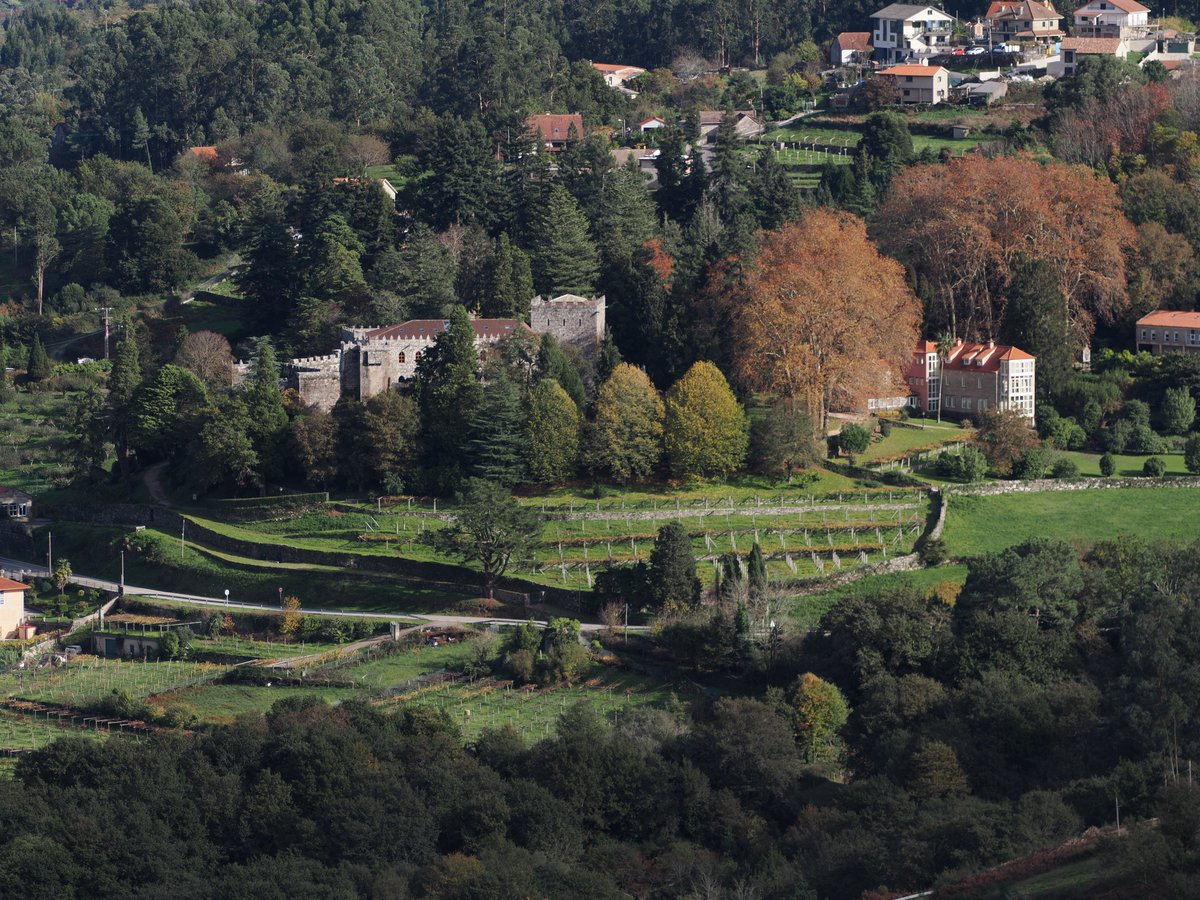 castesoutomaior's tweet image. 🔭 Zoom desde A Peneda ao corazón da historia.
Fonseca ergueu aquí unha fortaleza para vixiar a Pedro Madruga, señor de Soutomaior. 
🔭 Zoom desde A Peneda al corazón de la historia.
Fonseca levantó aquí una fortaleza para vigilar a Pedro Madruga, señor de Soutomaior.