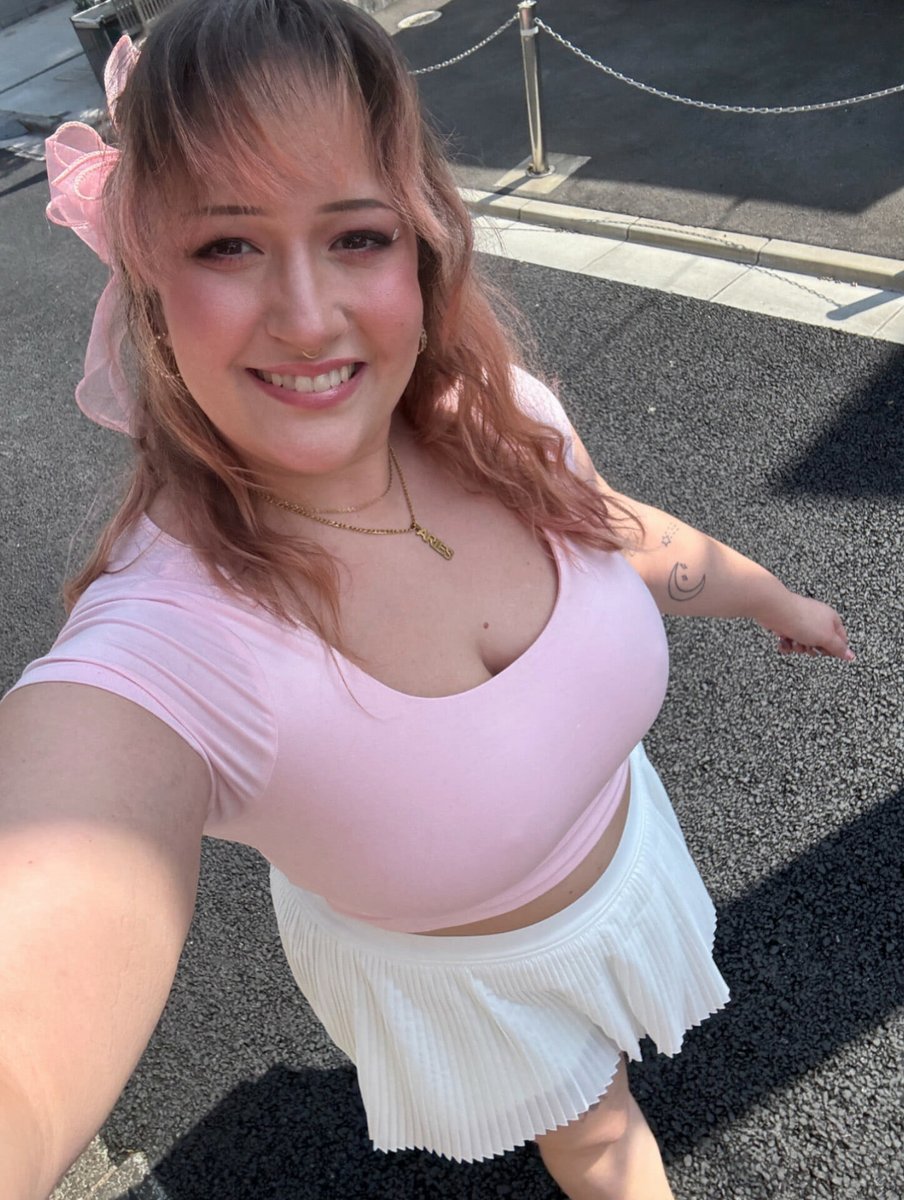 rosethebiggest's tweet photo. am i too fat for my age? (30yrs old &amp; 300lbs) https://t.co/3HEiHauJEh