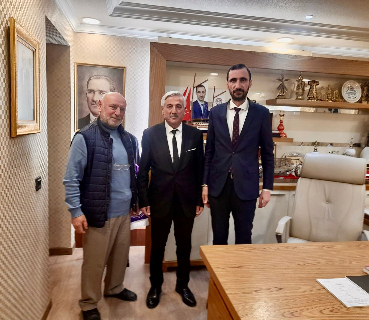 Cumhurbaşkanımız Sayın Recep Tayyip Erdoğan’ın her fırsatta söylediği gibi:
“Biz bu millete efendi değil, hizmetkâr olmaya geldik.”
İşte bu söz, bizim teşkilat ahlâkımızın özetidir.

<a href="/RTErdogan/">Recep Tayyip Erdoğan</a> <a href="/hakanhanozcan/">Hakan Han ÖZCAN 🇹🇷</a> <a href="/erhansarigol/">Erhan Sarıgöl</a> <a href="/AkpartiAnkara/">AK Parti Ankara</a> <a href="/AKadirkarapinar/">Kadir KARAPINAR🇹🇷</a> <a href="/gokayozcan/">Gökay ÖZCAN</a>