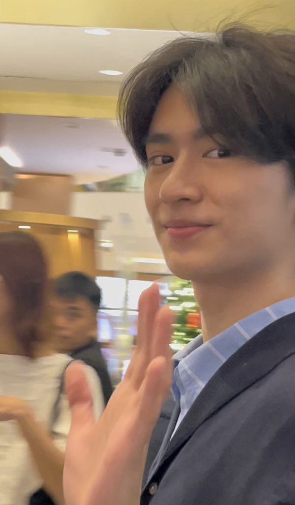 tormorrr_'s tweet image. ขอบคุณตัวเองที่ลงมาอีกรอบนึกว่าจะไม่เจอแล้ว🥹

#VVV_TRIPLEV #JUNIOR_VVV 
#CTWXmas2026
#CTWTheMagicalStars2026
#centralwOrld