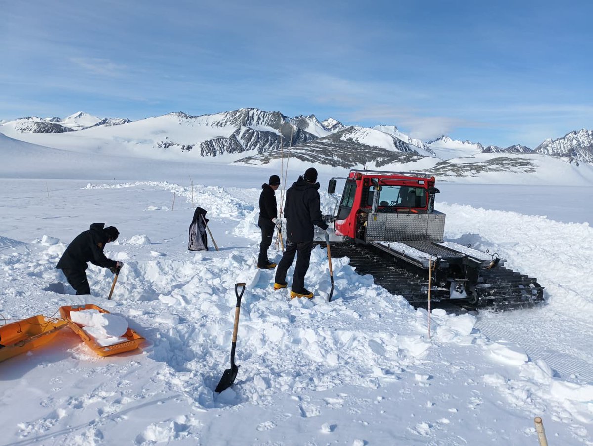 Ejercito_Chile's tweet image. Personal del #EjércitoDeChile y de las Fuerzas Armadas ya están en la #Antártica realizando las tareas de habilitación de las dependencias de la Estación Polar Científica Conjunta “Glaciar Unión”, que tiene como misión apoyar la exploración científica, que lidera el Instituto…