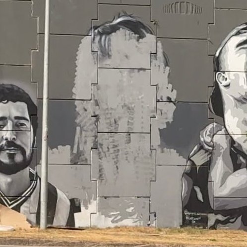 Aqui o recado foi dado: "não respeitamos o torcedor".
Pintaram o unânime Telê por cima no muro de torcedores ilustres.
Disseram que trocariam outros, "uma nova política".
Houve reclamação, não reação à altura, e sentiram-se à vontade pra continuar.
Aqui todo torcedor foi apagado.