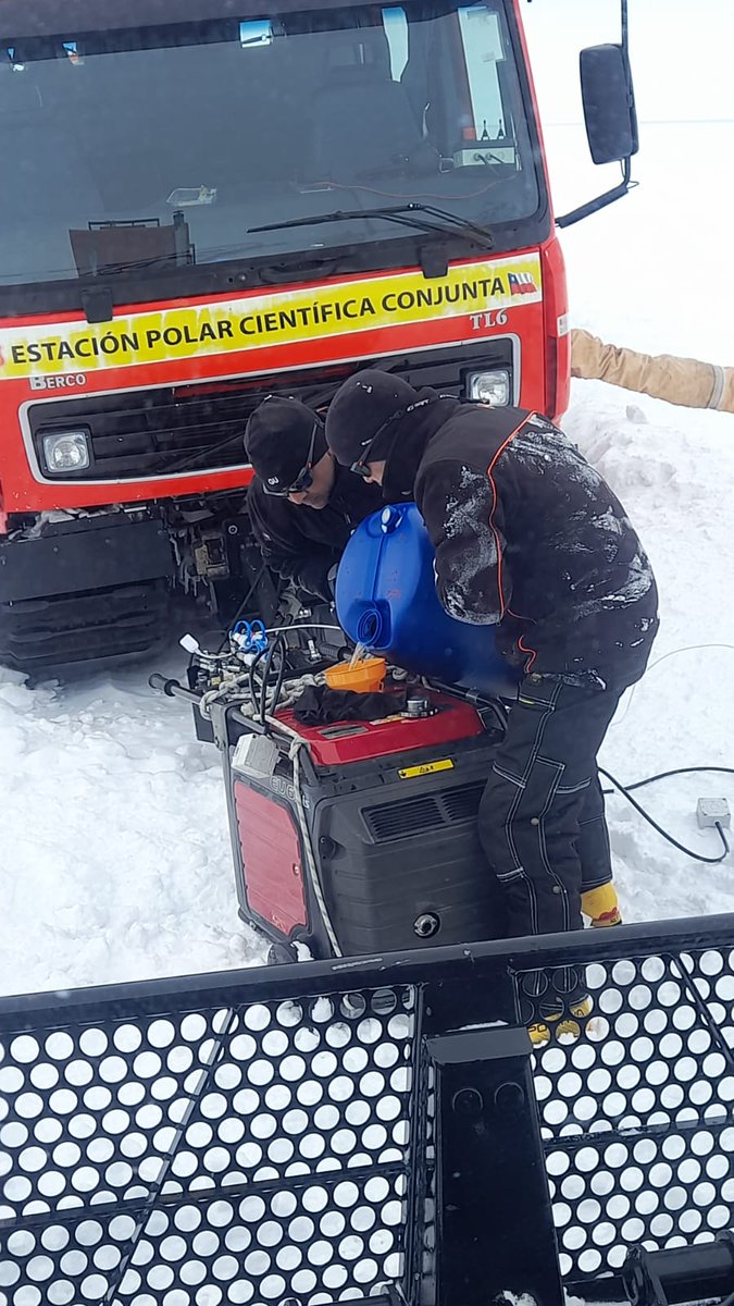 Ejercito_Chile's tweet image. Personal del #EjércitoDeChile y de las Fuerzas Armadas ya están en la #Antártica realizando las tareas de habilitación de las dependencias de la Estación Polar Científica Conjunta “Glaciar Unión”, que tiene como misión apoyar la exploración científica, que lidera el Instituto…