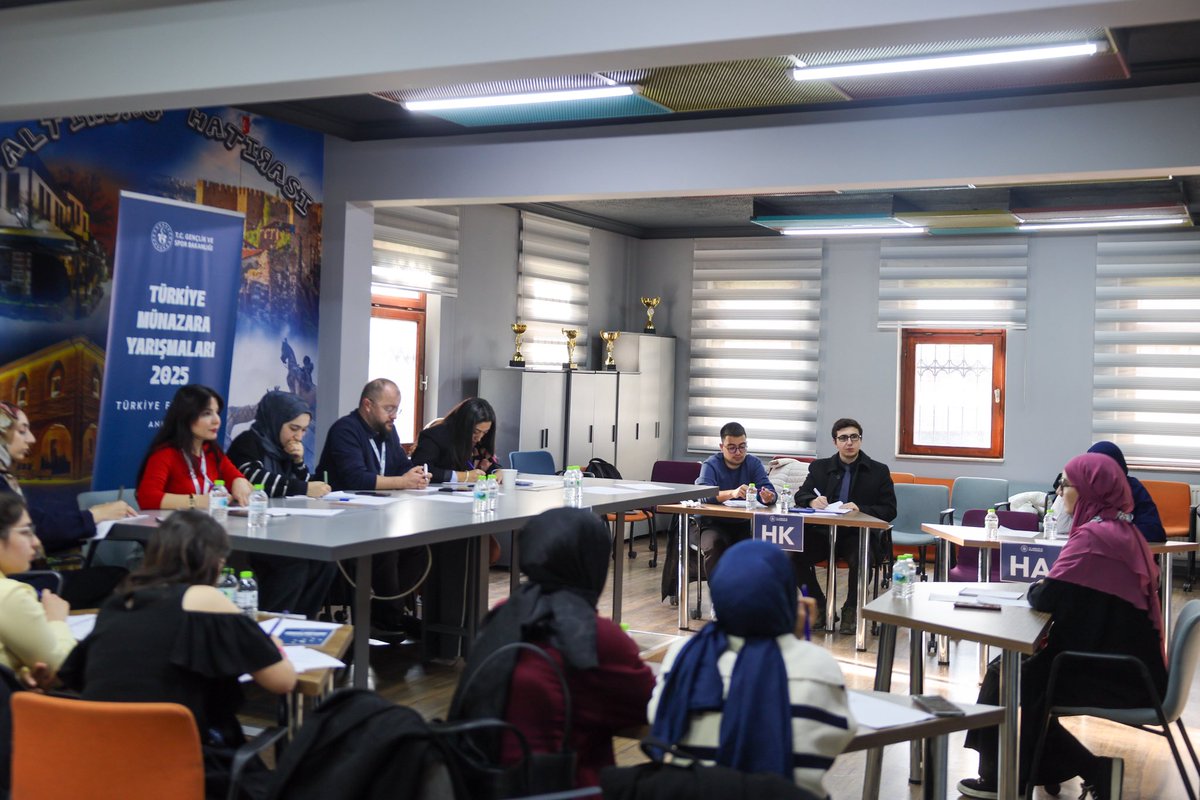 Türkiye Münazara Yarışmaları Finalleri, 2. gününde heyecanla devam ediyor! 💬

Düşünceler konuşuyor; kelimeler güçleniyor;  ikna becerisi ve özgüven yarışıyor; gençlik kazanıyor! ️

Söz, Türkiye’nin gençlerinde. 🗣️

#Münazara