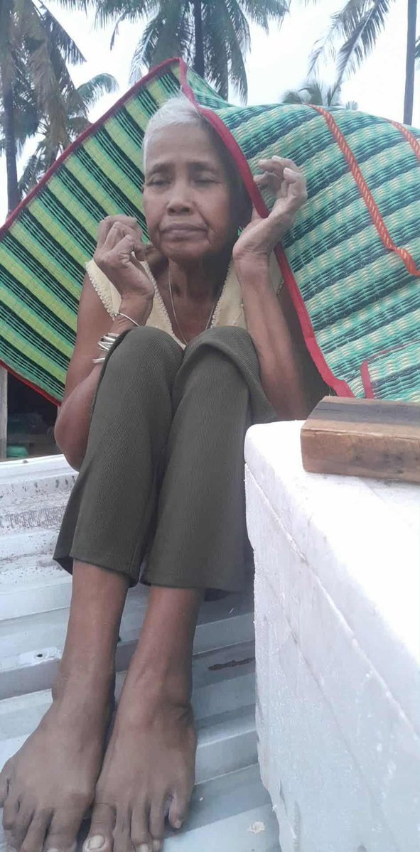 sirotek's tweet image. “ใจจะสลายอยู่แล้วค่ะ ยังไม่มีหน่วยงานไหนเข้าช่วยเหลือเลย  ผู้ป่วยติดเตียง อายุ 90 ปี , เด็กอายุ 4 เดือน , คนแก่ 60 กว่า รวมแล้ว 11 คน นอนรอขอความช่วยเหลือ 4 คืนแล้ว ไม่มีข้าว ไม่มีน้ำ ไม่มีอะไรเลย แบตโทรศัพท์ใกล้จะหมด 

รบกวนช่วยกันเป็นกระบอกเสียงหน่อยค่ะ ตอนนี้ยายเป็นลมแล้ว เด็ก…