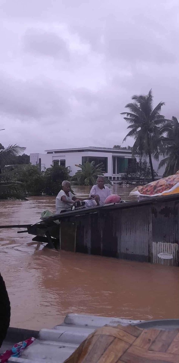 sirotek's tweet image. “ใจจะสลายอยู่แล้วค่ะ ยังไม่มีหน่วยงานไหนเข้าช่วยเหลือเลย  ผู้ป่วยติดเตียง อายุ 90 ปี , เด็กอายุ 4 เดือน , คนแก่ 60 กว่า รวมแล้ว 11 คน นอนรอขอความช่วยเหลือ 4 คืนแล้ว ไม่มีข้าว ไม่มีน้ำ ไม่มีอะไรเลย แบตโทรศัพท์ใกล้จะหมด 

รบกวนช่วยกันเป็นกระบอกเสียงหน่อยค่ะ ตอนนี้ยายเป็นลมแล้ว เด็ก…