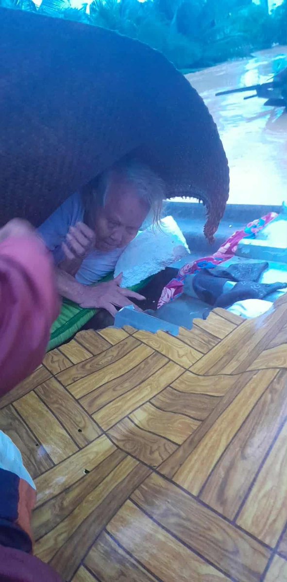 sirotek's tweet image. “ใจจะสลายอยู่แล้วค่ะ ยังไม่มีหน่วยงานไหนเข้าช่วยเหลือเลย  ผู้ป่วยติดเตียง อายุ 90 ปี , เด็กอายุ 4 เดือน , คนแก่ 60 กว่า รวมแล้ว 11 คน นอนรอขอความช่วยเหลือ 4 คืนแล้ว ไม่มีข้าว ไม่มีน้ำ ไม่มีอะไรเลย แบตโทรศัพท์ใกล้จะหมด 

รบกวนช่วยกันเป็นกระบอกเสียงหน่อยค่ะ ตอนนี้ยายเป็นลมแล้ว เด็ก…