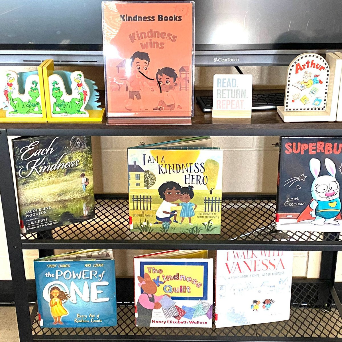 LUFSD_Libraries's tweet image. Harding 5th graders spread kindness! They made SEL bookmarks to hide in books for others to find. Plus, check out our kindness and bulky book displays. @LindenhurstUFSD  #LUFSD