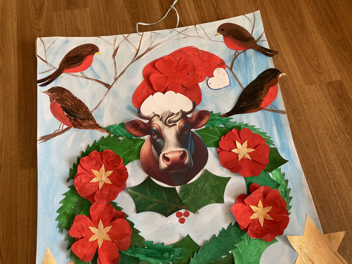MojoWorcester's tweet photo. Christmas, #Christmas , Christmas 🎄!!!!!
Gorgeous artwork CHRISTMAS COW created today with the residents #livingwithdementia 
@Artsincarehomes 
@alzheimerssoc 
@DementiaFriends https://t.co/ji3FvULdUY