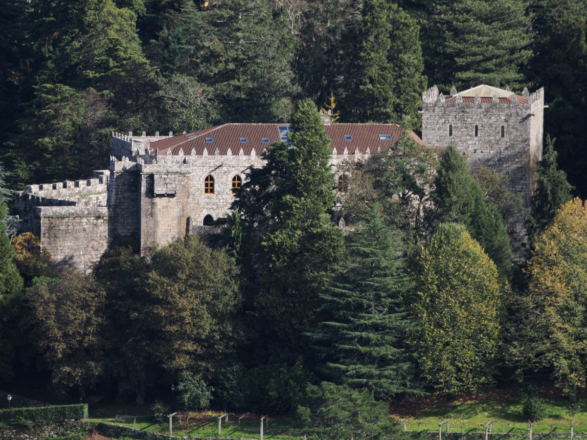castesoutomaior's tweet image. 🔭 Zoom desde A Peneda ao corazón da historia.
Fonseca ergueu aquí unha fortaleza para vixiar a Pedro Madruga, señor de Soutomaior. 
🔭 Zoom desde A Peneda al corazón de la historia.
Fonseca levantó aquí una fortaleza para vigilar a Pedro Madruga, señor de Soutomaior.